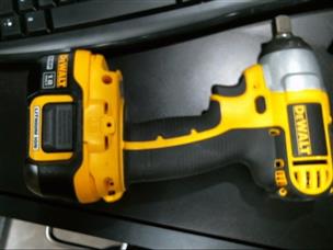 DEWALT DC820 Buya